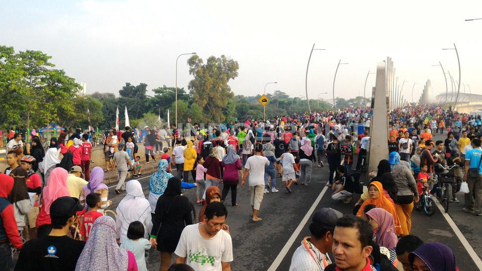 Suasana ramai CFD Bekasi.